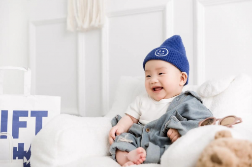 吐鲁番宝宝吃奶蹬腿烦躁扭动